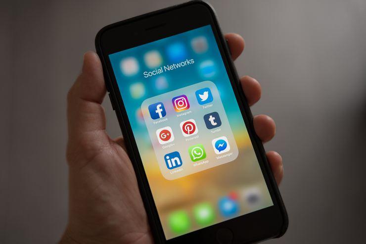 Akıllı telefonlarımız gerçekten sesimizi dinliyor, reklamlar için bizi gözetliyor!