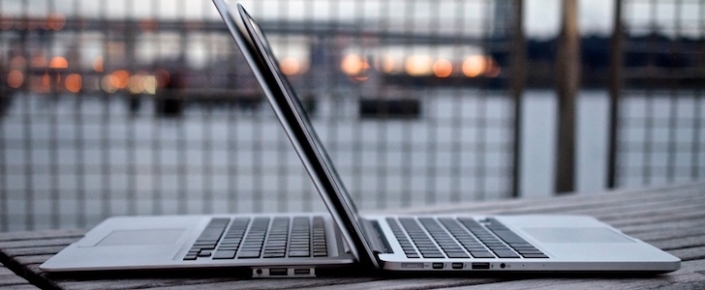 Apple Yine 'Uzaydan Gelmiş Gibi Görünecek' Bir Macbook Pro Tasarlıyor!