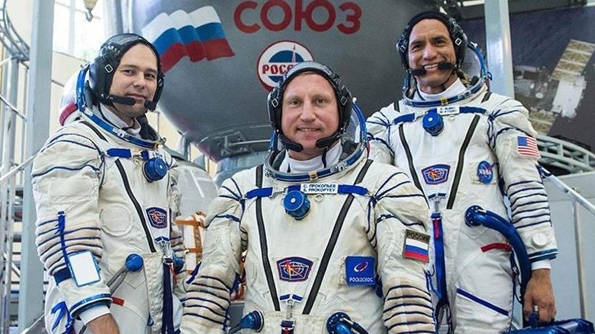 Soyuz aracındaki sızıntı nedeniyle Rus kozmonotların uzay yürüyüşü iptal edildi